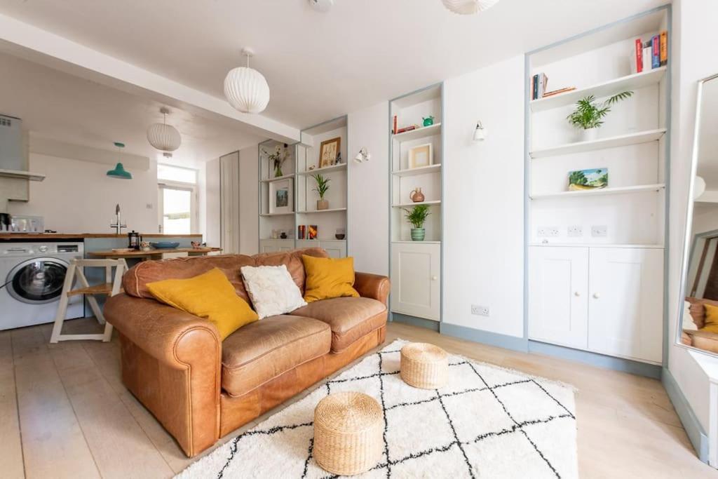 Lovely Self-Contained Basement Studio With Kitchen Londres Exterior foto